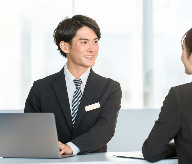 手配課の様子